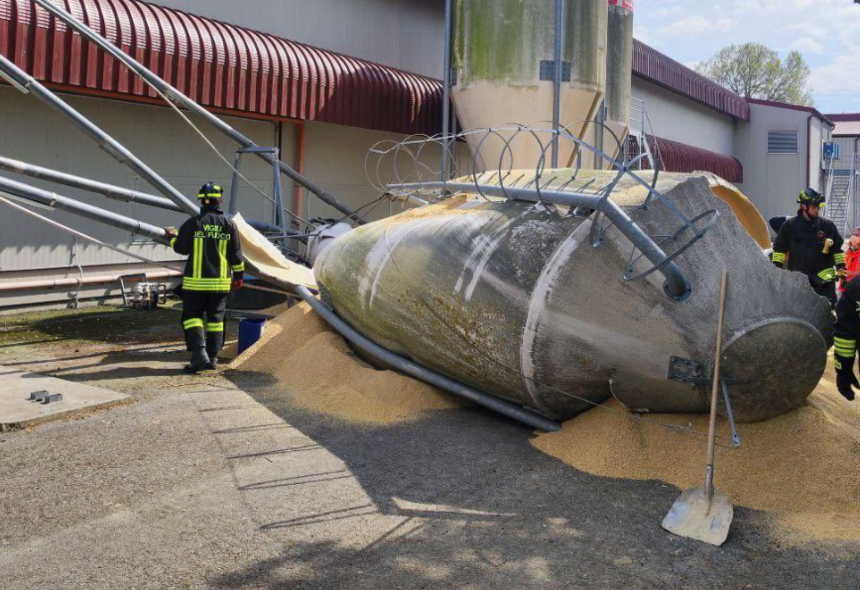 Silos runął na auto