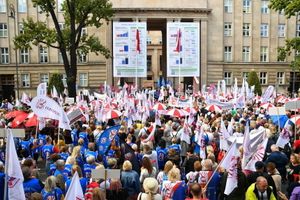 Pikieta nauczycieli przed MEiN