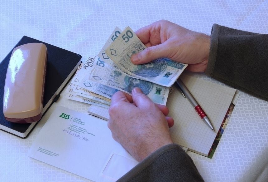 emeryt z pieniędzmi i korespondencją z ZUS