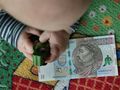 dziecko i banknot 500 zł