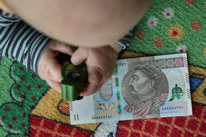 dziecko i banknot 500 zł