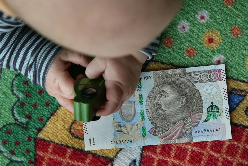 dziecko i banknot 500 zł