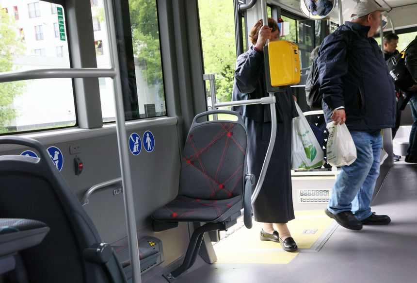 Miasta tną rozkłady jazdy. Pasażerowie są wściekli: ponad milion osób musi dojechać do pracy