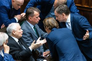 Jarosław Kaczyński w sejmie z Mariuszem Błaszczakiem i Zbigniewem Ziobro w maju 2022 roku