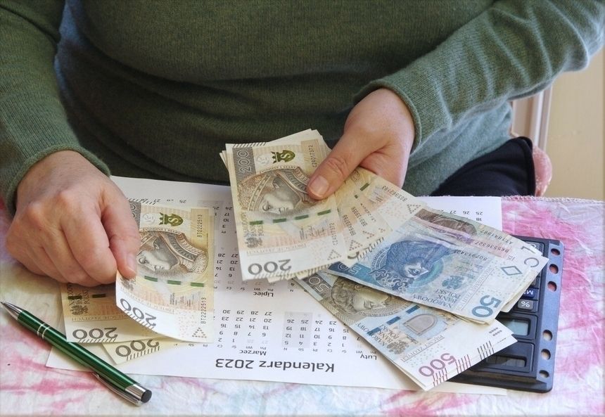 emerytka licząca pieniądze