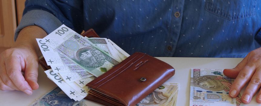 Coraz mniej seniorów dostaje gotówkę. ZUS podsumował wypłaty