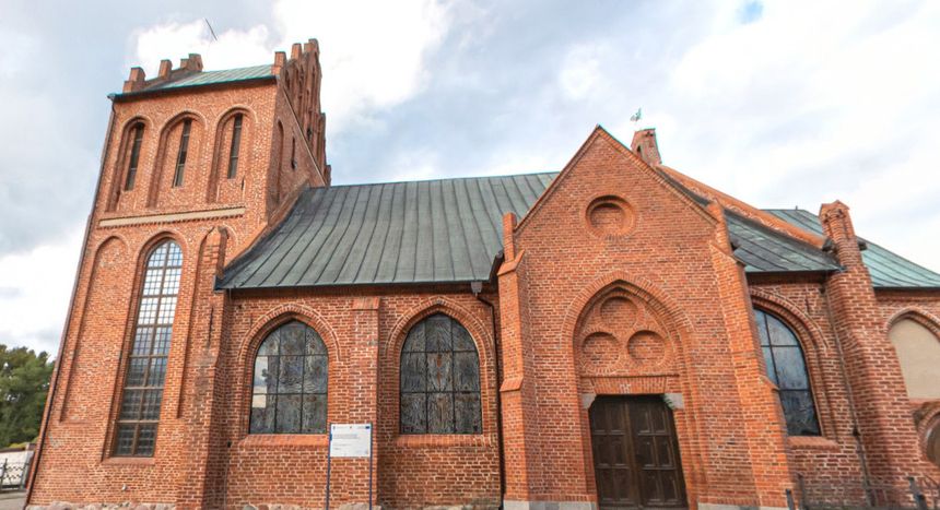 Karlino. Romans księdza i parafianki
