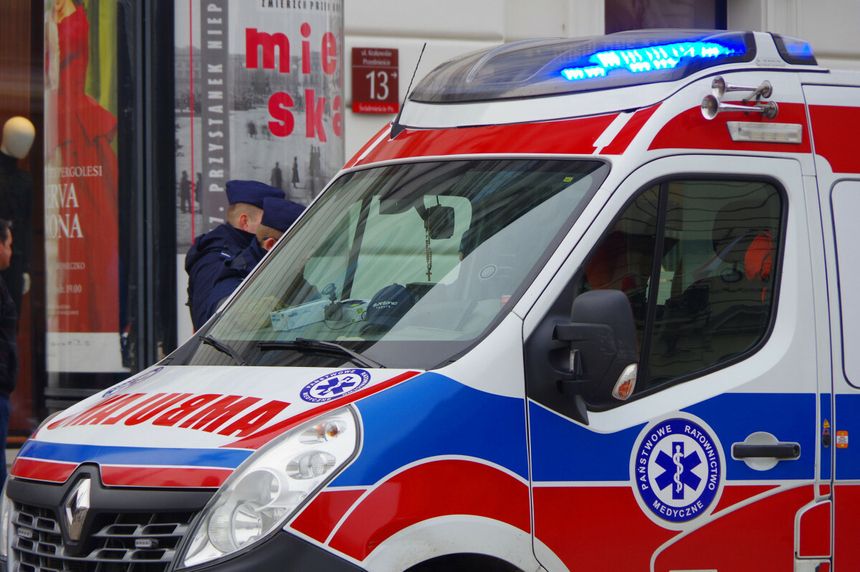 Autobus wlókł seniorkę po ziemi