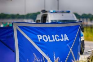 ciało mężczyzny na drodze