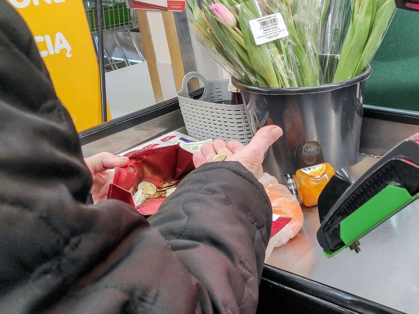 Polacy zaciskają pasa. "Historycznie niski wynik sprzedaży"