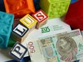 500 zł i napis plus z klocków