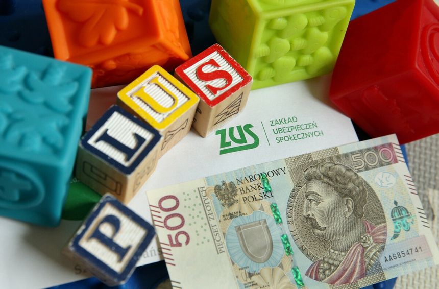 500 zł i napis plus z klocków