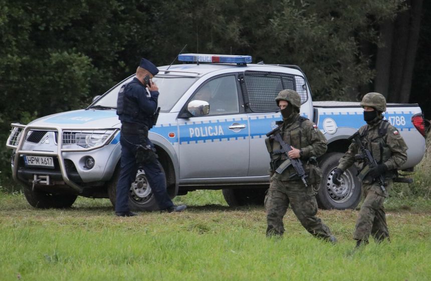 Polscy żołnierze i policjant na granicy polsko-białoruskiej