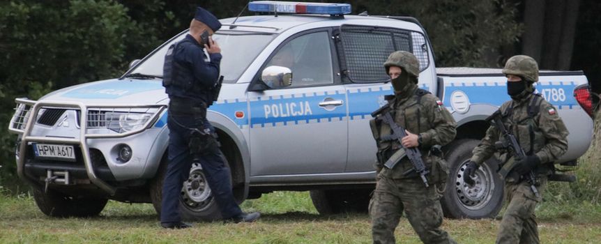 Polscy żołnierze i policjant na granicy polsko-białoruskiej