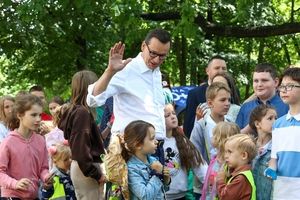 Mateusz Morawiecki wśród dzieci