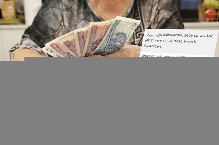 emerytka trzymająca pieniądze i kalkulator emerytalny