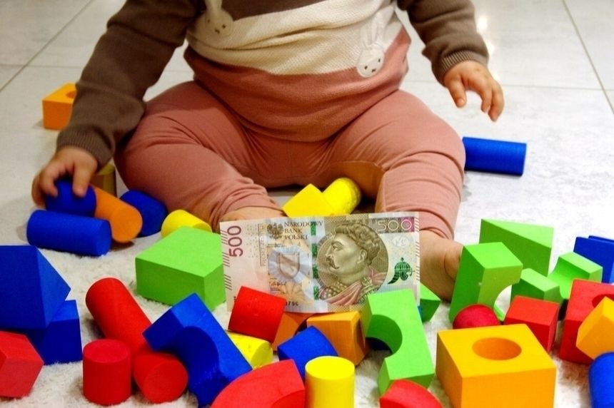 dziecko, klocki i 500 zł