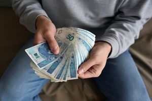 „Zarabiasz 6 tysięcy? Nie zapłacisz podatku”. Rząd zabrał głos w sprawie nowej obietnicy
