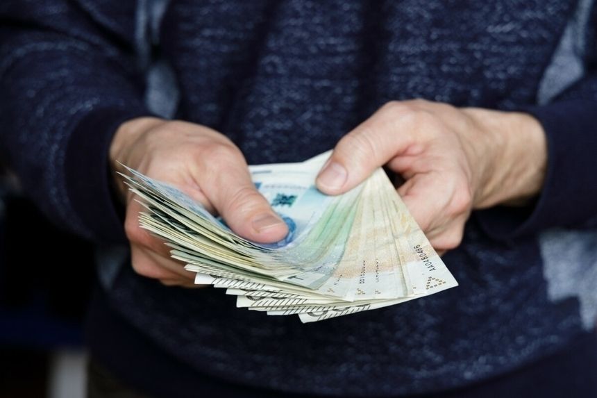 pieniądze w rękach mężczyzny