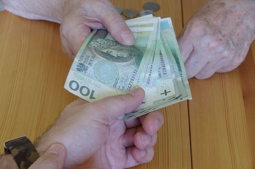 pieniądze przekazywane z ręki do ręki