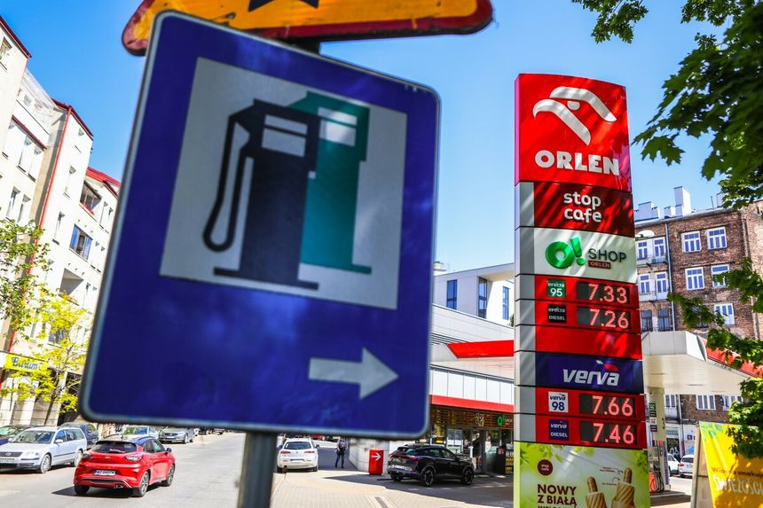 znak drogowy i pylon z cenami paliw