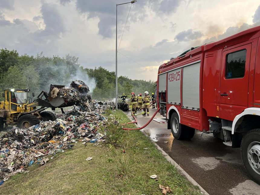 Ełk. Pożar składowiska odpadów