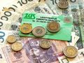 legitymacja emeryta leżąca na pieniądzach