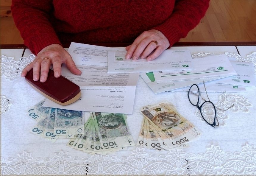 emerytka licząca pieniądze