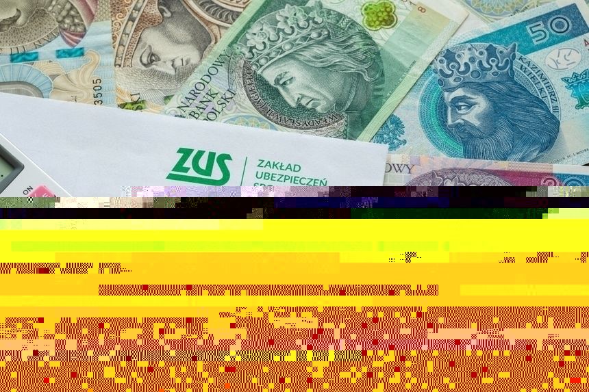 pieniądze, kalkulator i koperta z logo ZUS