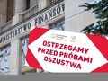 ostrzeżenie Ministerstwa Finansów na tle siedziby Ministerstwa Finansów