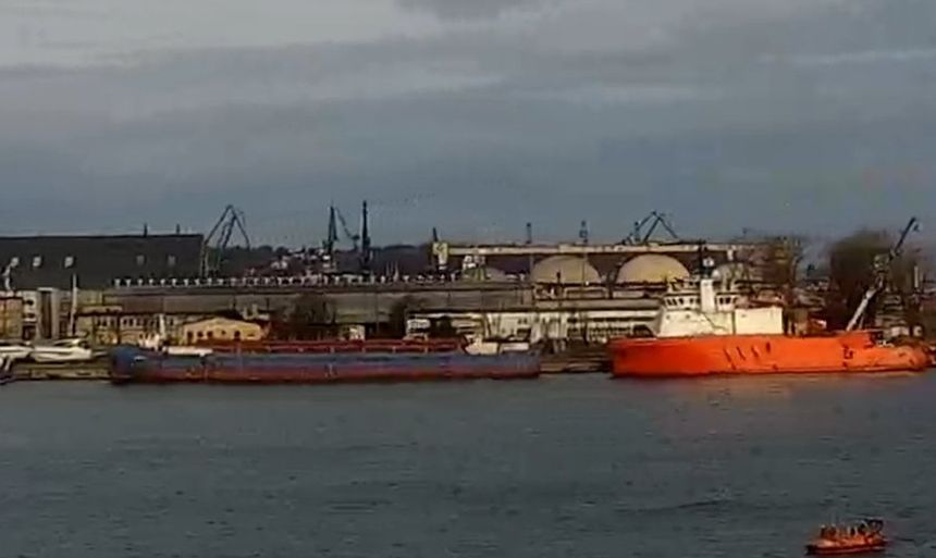 Gdynia. Samochód wjechał do basenu portowego