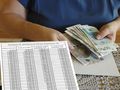 emerytka licząca pieniądze i tabela 14. emerytury