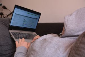 Uczeń z komputerem