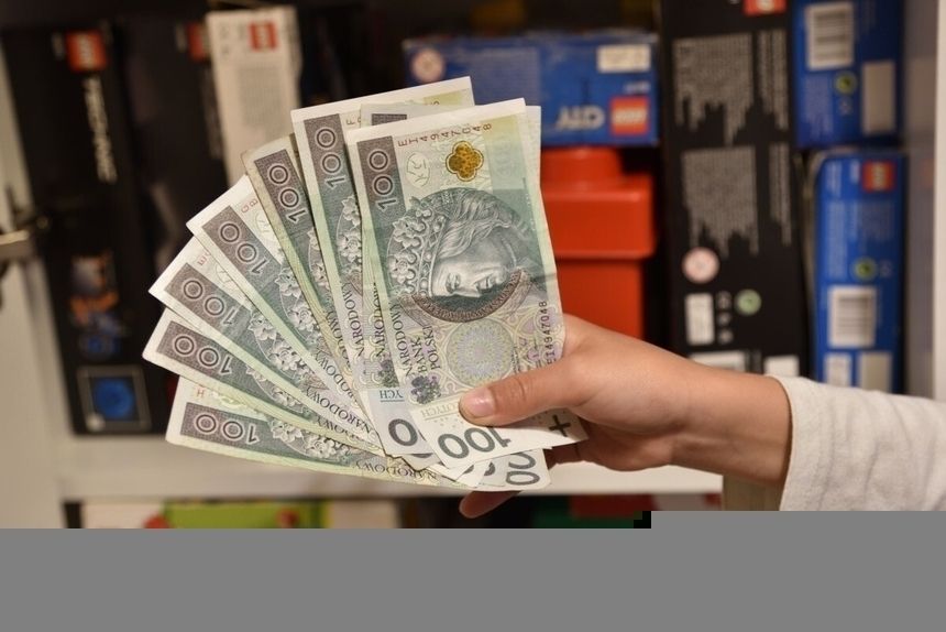 pieniądze w rękach dziecka