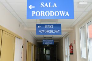 Dziecko zmarło przy porodzie. Co z pieniędzmi dla rodziców Mamy stanowisko rządu