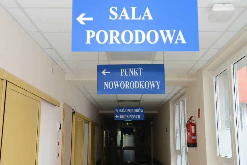 Dziecko zmarło przy porodzie. Co z pieniędzmi dla rodziców Mamy stanowisko rządu