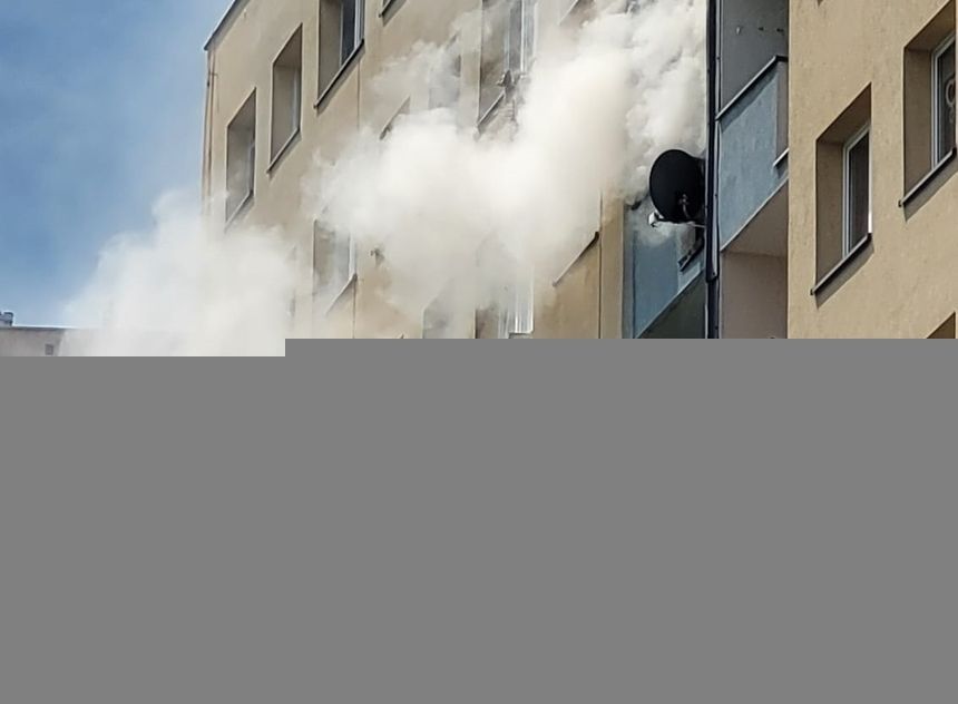 Pożar mieszkania w Tychach. Zwłoki kobiety przy ścianie, jej syn wisiał na rynnie