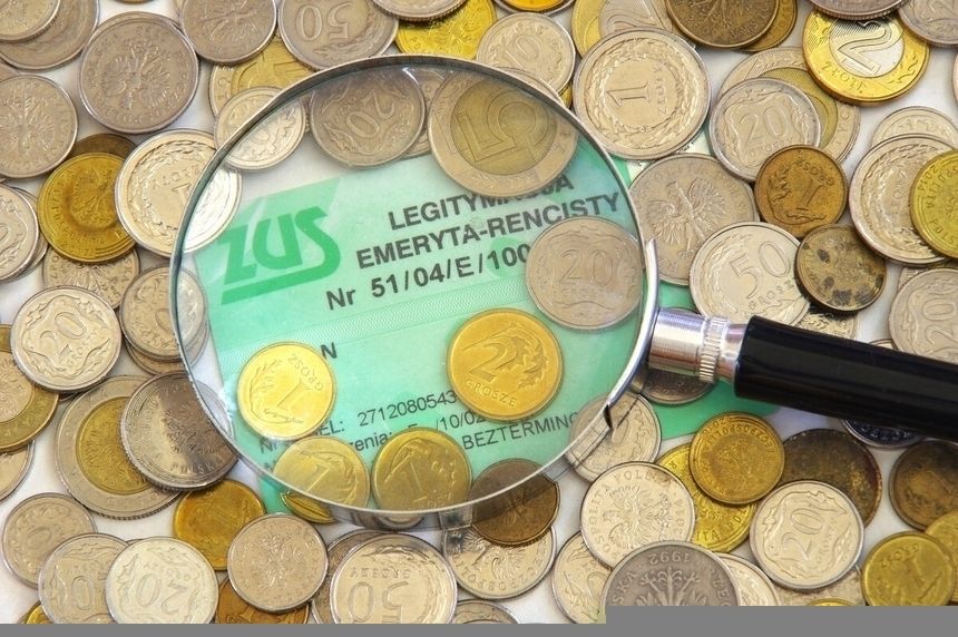 monety leżące na legitymacji emeryta
