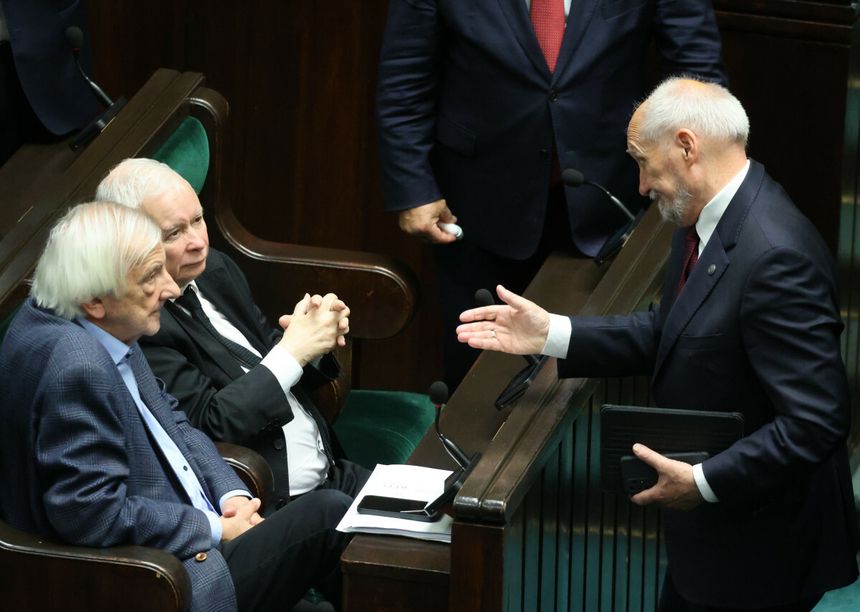 Jarosław Kaczyński, Antoni Macierewicz i Ryszard Terlecki w sejmie.