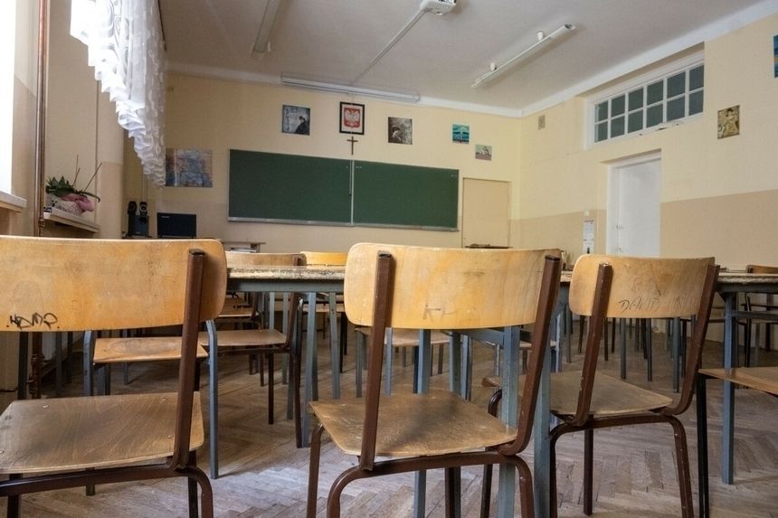 pusta klasa szkolna