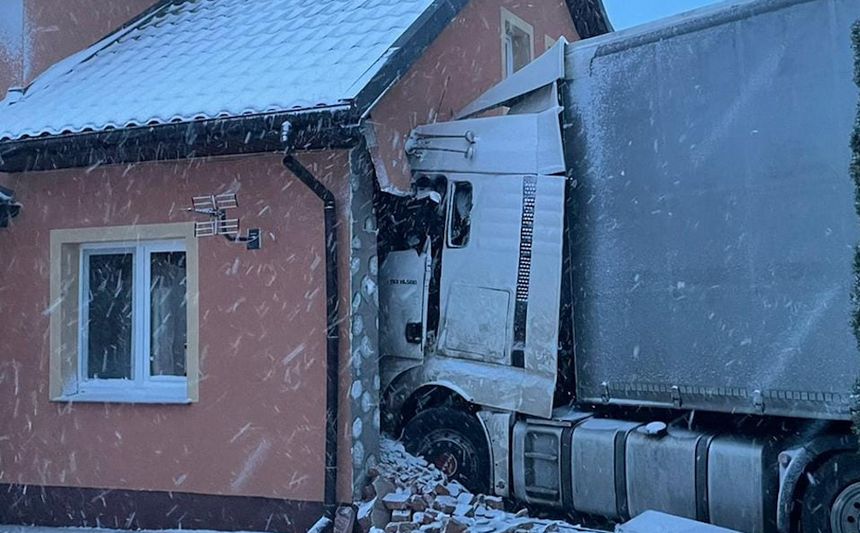 Wypadek tira. Wjechał w dom