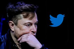 Elon Musk i logo Twittera