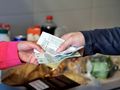 pieniądze przekazywane z ręki do ręki