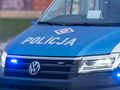 Radiowóz z włączonymi sygnałami świetlnymi