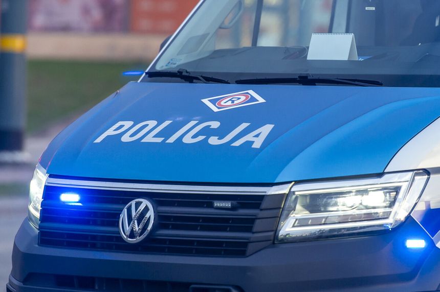Radiowóz z włączonymi sygnałami świetlnymi