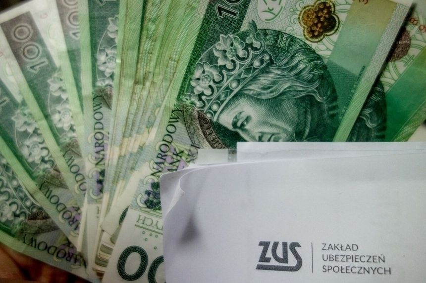 pieniądze i logo ZUS