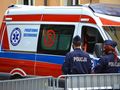 Policjanci obok karetki