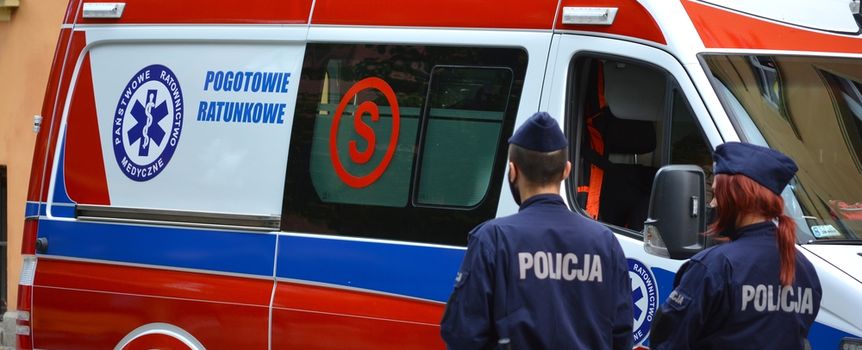 Policjanci obok karetki