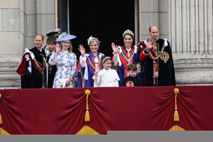 rodzina królewska na balkonie