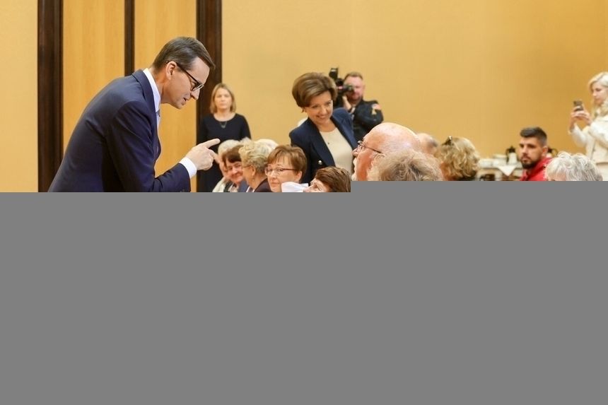 Mateusz Morawiecki i Marlena Maląg na spotkaniu z emerytami